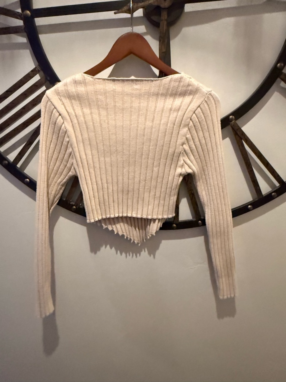 Willow & Fable Cream Ribbed Point-Hem Crop Top - Picture 2 of 3